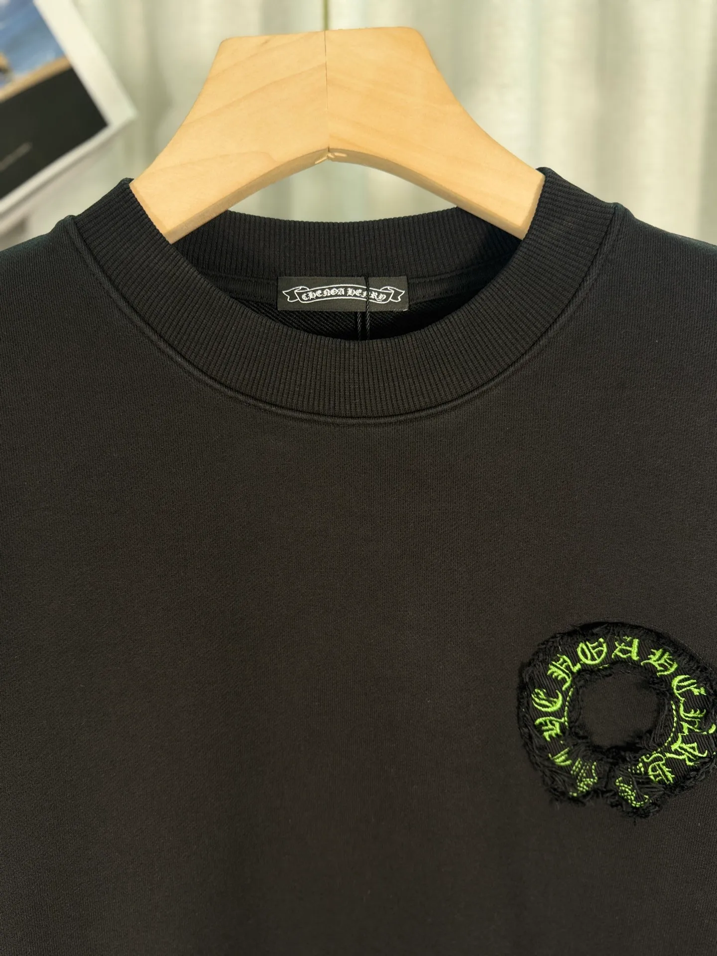 P260 top version, real shot without P, ​​different from market currency) 𝗖𝗵𝗿𝗼𝗺𝗲 𝗛𝗲𝗮𝗿𝘁𝘀/Cro Heart 2025 washed patch embroidery autumn and winter new original single counter American laser burnt 3D three-dimensional color embroidered couple casual sweatshirt 👑The highest version! Customized fabric 430g tripe terry fabric! American acid-washed and distressed original fabric laser burnt ✟appliqué embroidery and exquisite embroidery of letters! The best-selling model in the counter, very comfortable to wear. Accessories: original molded and authenticated collar label➕100% silk wash label. Genuine purchase-grade original hangtag➕matching hanging rope➕3D hanging beads➕original packaging bag. Craftsmanship: The original version has consistent wiring! The highest version of the armhole matching technique! Color: Pink Black Size: S M L XL Style No.: 9333